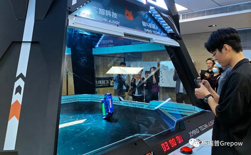 玄智科技同事在新辦公場(chǎng)所，展示了輕量級(jí)格斗機(jī)器人表演