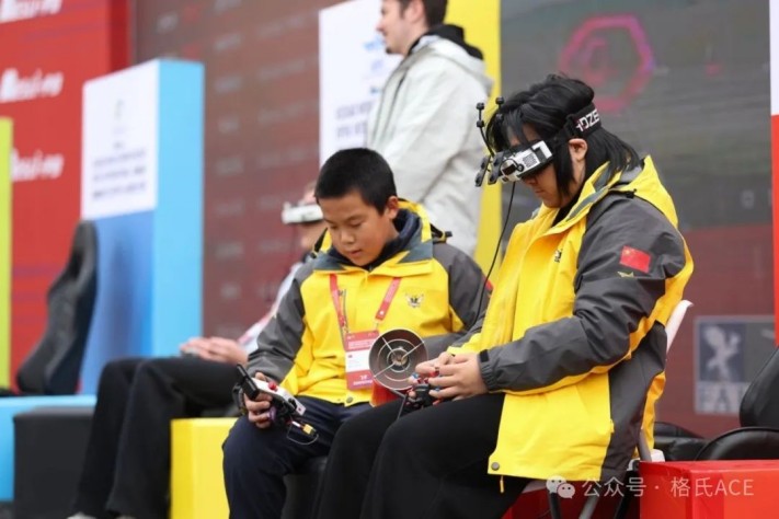 左張丹維、右羅一萌