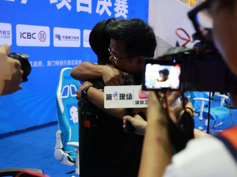 小白奪冠，師傅黃教練忍不住淚灑現(xiàn)場